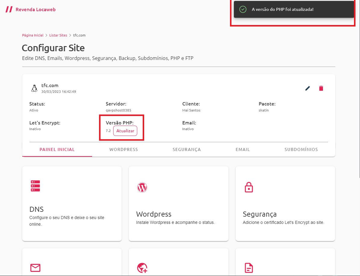 [Alt text: imagem da página de configurações do site “tfc.com”, destacando com um retângulo de bordas vermelhas a notificação “A versão do PHP foi atualizada!” que aparece no canto superior direito da tela, e destacando com um outro retângulo a opção “Versão PHP” dentro painel para mostrar a mudança que ocorreu após o processo.] 