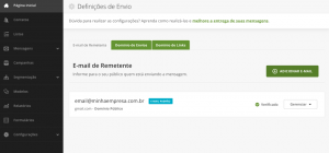 imagem da tela de definições de envio exibindo uma lista com os endereços de e-mail de remetentes. Ao lado direito do título da lista, há um botão escrito “adicionar e-mail”