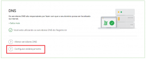  imagem da página de DNS do domínio selecionado. Nela há uma mensagem confirmando se você está utilizando os servidores de DNS da Registro.br e oferece duas opções de páginas: a aba “Alterar servidores DNS” e a aba “Configurar endereçamento”. A aba referente ao endereçamento está destacada por um retângulo de bordas vermelhas.