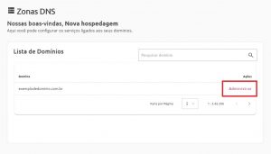 imagem da página de Zonas DNS exibindo a lista com um domínio disponível, o “exemplodedominio.com.br”. Ao lado dele, há um botão escrito “Administrar” destacado por um retângulo sem preenchimento e com bordas vermelhas.