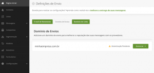 imagem da aba de domínios de envio exibindo uma lista com uma única opção chamada “minhaempresa.com.br”. Ao lado há um aviso de “autenticação pendente” e um botão chamado “gerenciar”.