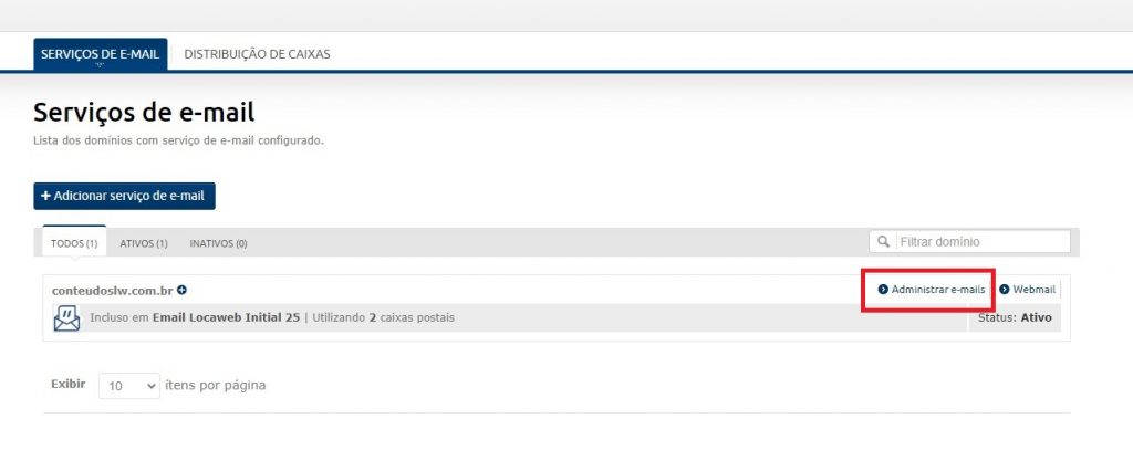 [Alt text: imagem do painel de Email Go mostrando a listagem de domínios disponíveis e destacando com um retângulo de bordas vermelhas a opção “Administrar e-mails", que está ao lado direito do primeiro domínio da lista.]