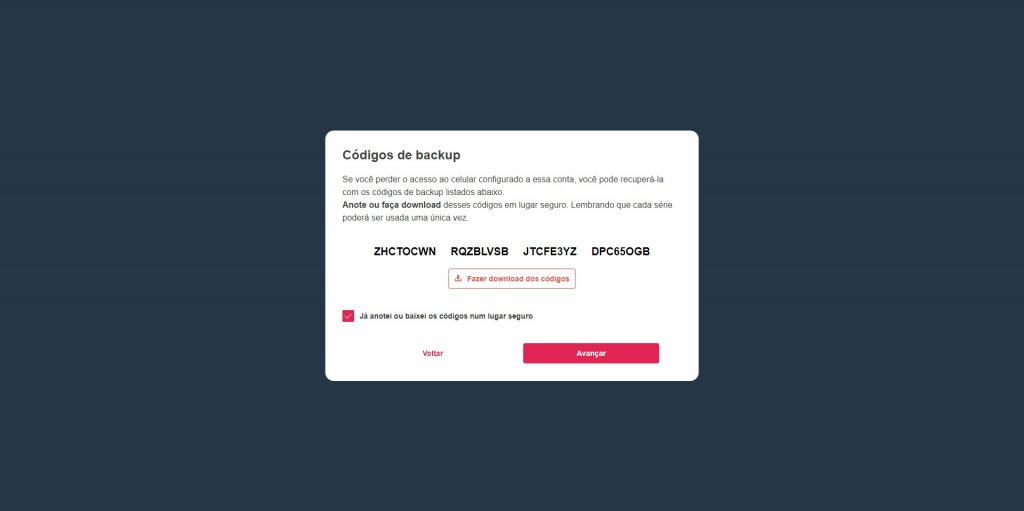 [Alt text: imagem da página com os códigos de backup que podem ser utilizados para recuperar a conta em caso de perda do celular que está com o autenticador. Abaixo dos códigos, há um botão escrito “fazer download dos códigos”, uma caixa de seleção escrita “já anotei ou baixei os códigos num lugar seguro”, um botão escrito “voltar” e outro botão escrito “avançar”.]