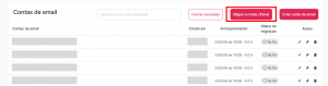  Imagem da lista de caixas de email conectadas ao domínio do site. O botão de migrar email cPanel está em destaque na parte superior da lista.](Imagem-07)