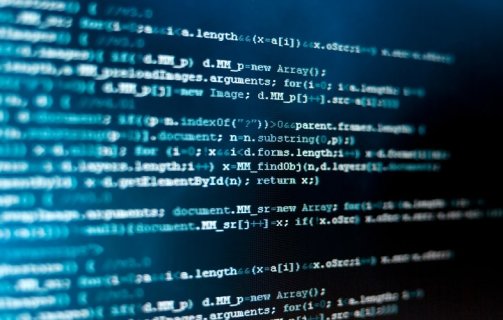 A imagem mostra um plano fechado de uma tela de computador com linhas de código, destacando-se em tons de azul e branco sobre um fundo escuro. O foco suave e o enquadramento criam uma atmosfera técnica e moderna, remetendo ao universo da programação, segurança da informação e engenharia de software. O conteúdo representa a complexidade lógica e sintática das linguagens de programação, simbolizando o processo de criação, análise e manutenção de sistemas digitais. É uma imagem que transmite concentração, tecnologia e inovação — conceitos centrais no desenvolvimento de soluções computacionais.