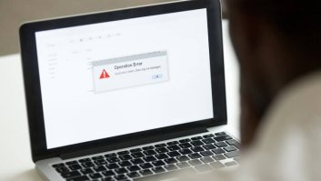 Notebook mostrando uma tela com mensagem de erro de site fora do ar.