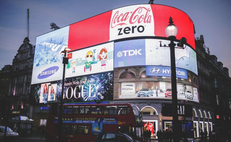 a imagem mostra os painéis luminosos com várias marcas na Piccadilly Circus, em Londres. 