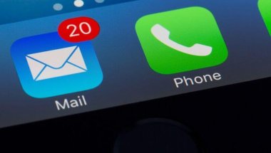 a imagem mostra ícones de uma tela de smartphone e o destaque está no ícone de 'mail' com a sinalização de que há 20 e-mails. A imagem ilustra a matéria que fala sobre as diferenças entre newsletter e email-marketing.