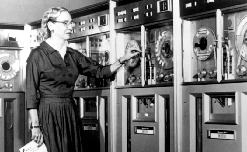 a imagem mostra o retrato de Grace Hopper que dedicou sua vida à programação sendo uma das mulheres mais importantes na história da tecnologia.