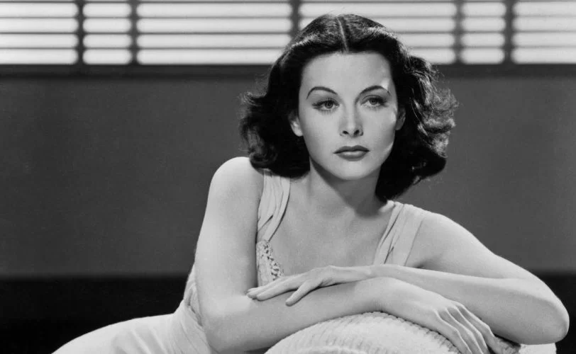 a imagem mostra o retrato de Hedy Lammar, mulher da tecnologia que ficou famosa por suas descobertas na tecnologia da comunicação durante os tempos de guerra.