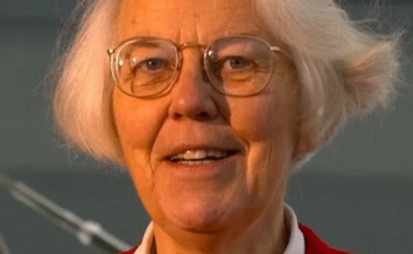 a imagem mostra a foto de Karen Sparck Jones, mulher da história da tecnologia que dedicou sua vida à ciência da computação.
