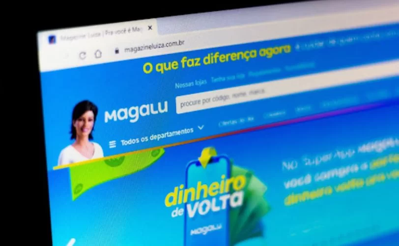 a imagem mostra a foto de uma tela de computador no site do Magazine Luiza, dando foco na MagaLu, brand persona da varejista. 