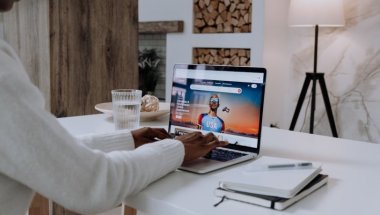 imagem mostra pessoa utilizando um notebook, aprendendo sobre pop-ups