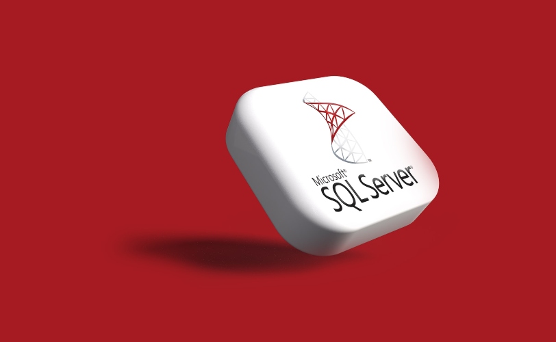 Logo da Microsoft SQL Server sobre um fundo vermelho