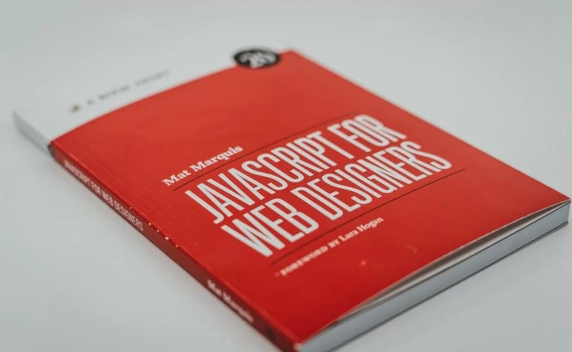 A imagem mostra o livro 'Javascript for web designers' de Mat Marquis. 