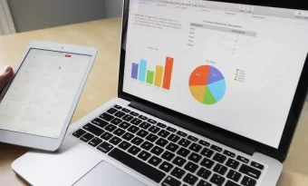 Na imagem há um notebook com dois gráficos na tela. A imagem compõe o conteúdo sobre matriz BCG da Locaweb.