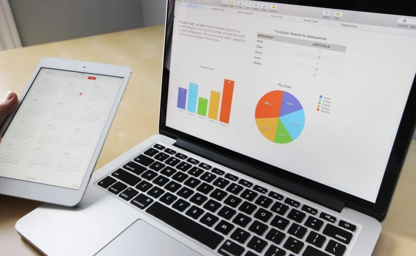 Na imagem há um notebook com dois gráficos na tela. A imagem compõe o conteúdo sobre matriz BCG da Locaweb.