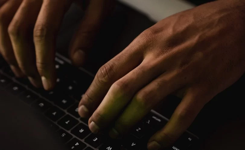 Mãos sobre um teclado indicando que a pessoa está fazendo uso do cURL