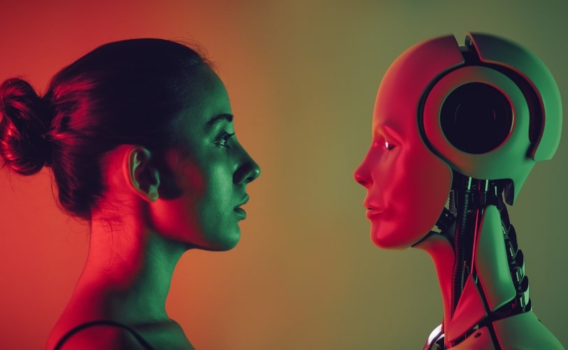 A imagem mostra uma mulher e um robô humanoide de frente um para o outro.