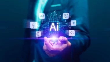 A imagem mostra um homem usando roupa social. Ele está com a mão esquerda a frente de seu corpo, ela está entreaberta e dela saem representações em forma de holograma que simbolizam um ecossistema processado por Inteligência Artificial.