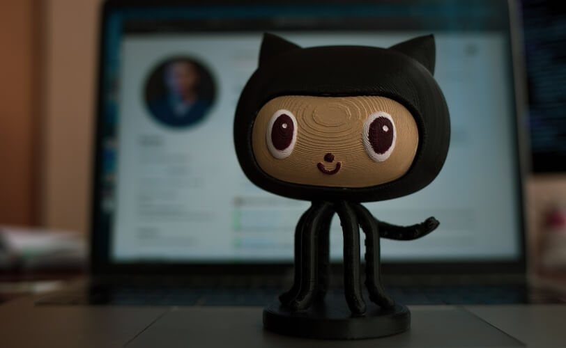 A imagem mostra o Octocat, o mascote polvo-gato do GitHub. 