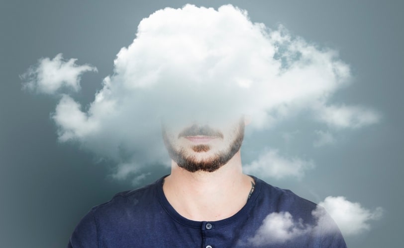 Na imagem há um homem com uma nuvem sobre seu rosto, ficando visível apenas do nariz para baixo. 