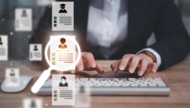 A imagem mostra um homem trabalhando em um teclado de computador ao fundo. E a frente há alguns ícones de perfis de pessoas na web.