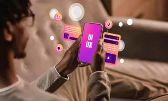 a imagem mostra um rapaz olhando um smartphone.