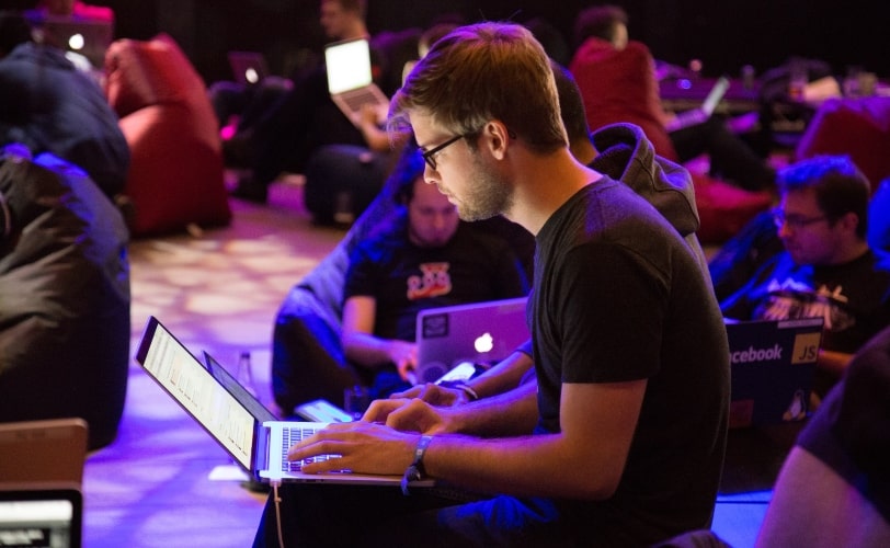 homem usando um servidor de aplicação em um laptop