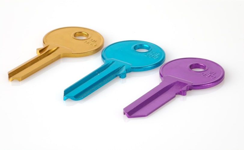 imagem de três chaves coloridas