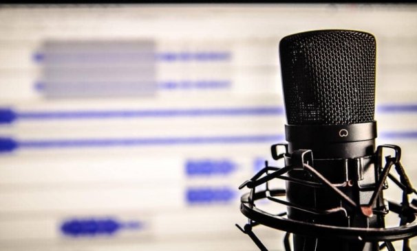 a imagem mostra um microfone profissional utilizado em estúdios. A imagem faz parte do conteúdo sobre como fazer um podcast.