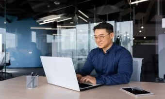 homem desenvolvedor em frente a um notebook.