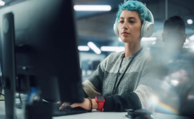 mulher programadora em frente a uma tela de computador