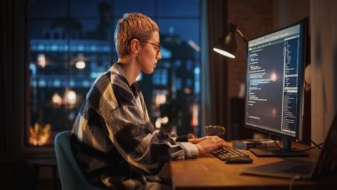 mulher programadora em frente a uma tela de computador
