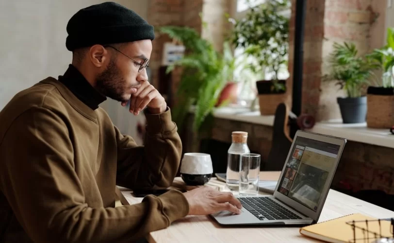 homem trabalhando com um notebook 