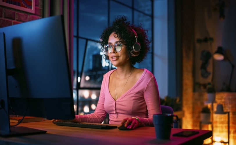 mulher programadora frente a uma tela de computador. 