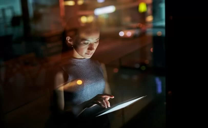 mulher olhando para tela de um tablet