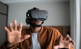 rapaz com um óculos de realidade virtual