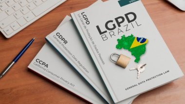 Imagem de uma caderneta com o título LGPD no brazil.