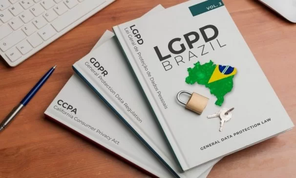 Imagem de uma caderneta com o título LGPD no brazil.