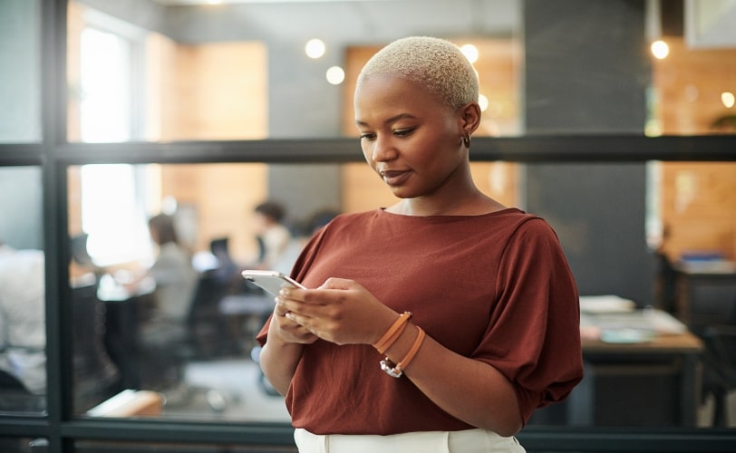 mulher usando redes sociais que utilizam algoritimos para saber o que oferecer a cada usuário