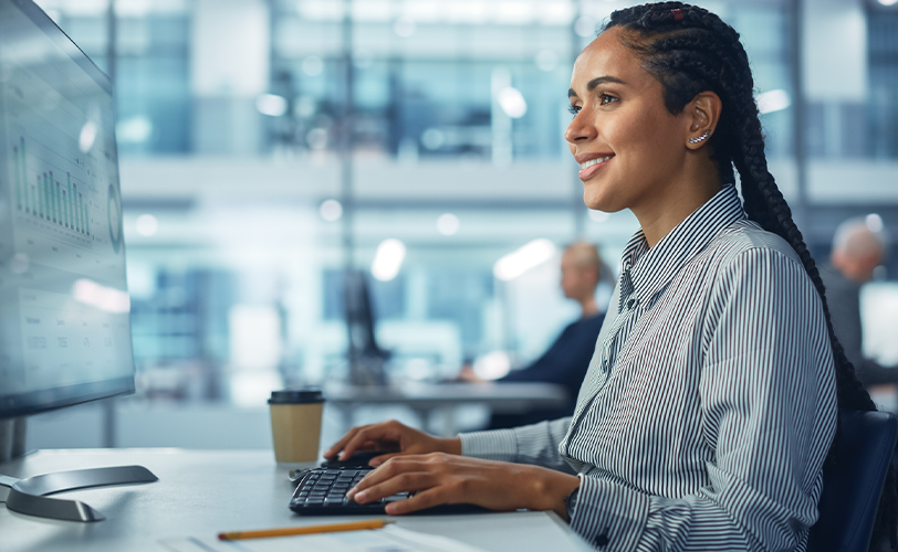 Profissional em sua mesa de trabalho analisando dados