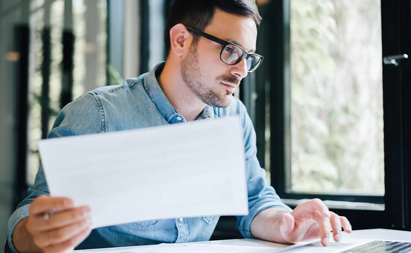 Empreendedor analisando contrato e fazendo a gestão de seus fornecedores