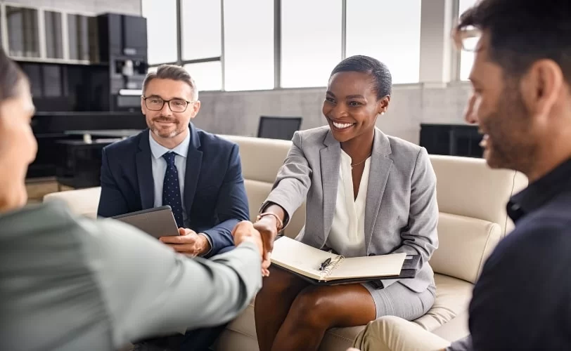 ambiente de trabalho diverso que se beneficia de uma liderança inclusiva