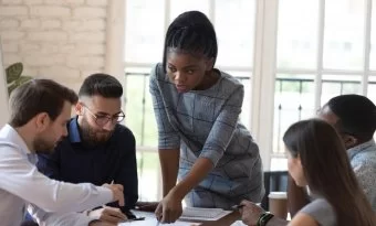 ambiente de trabalho diverso, com liderança inclusiva