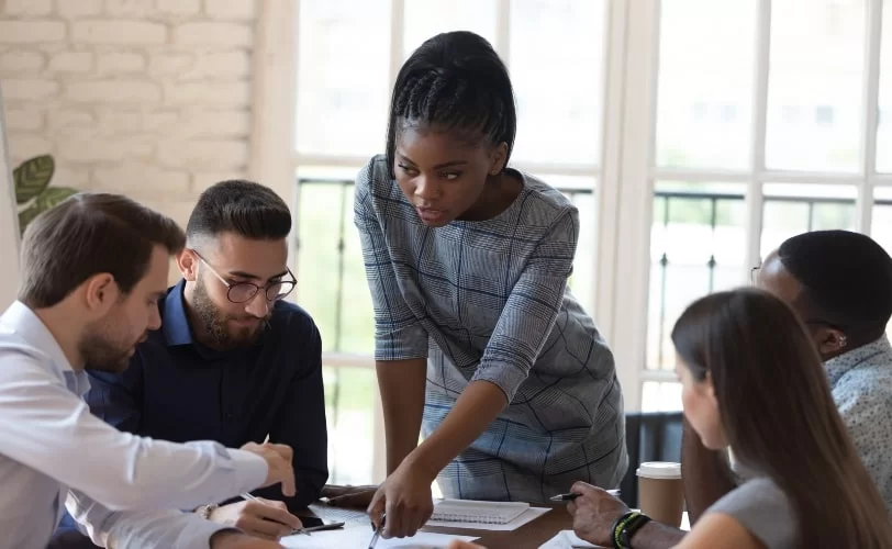 ambiente de trabalho diverso, com liderança inclusiva