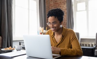 Empreendedora trabalhando em frente ao seu notebook