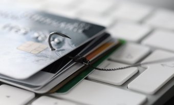 Imagem de cartões de crédito sendo alçados por um anzol de pesca. Faz referência ao ser pego em golpes virtuais.