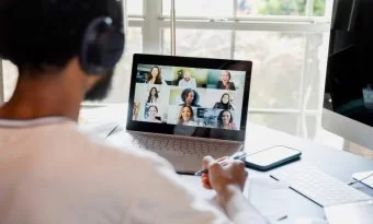 Homem utilizando vídeo chamada para reunir sua equipe de trabalho remoto