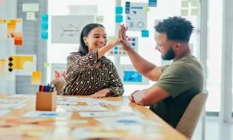 imagem mostra duas pessoas em ambiente corporativo criando uam estratégia de branded content